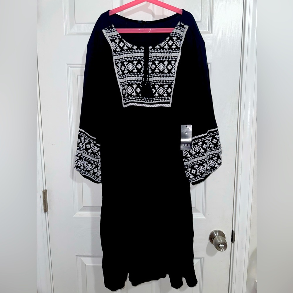 Ana enbroidered 3/4  sleeve tunic black and white